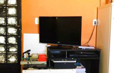 Imagem: A casa possui 1 Dormitório, 1 Banheiro, 1 Vaga na garagem