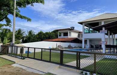 Imagem: A casa possui 5 Dormitórios, Acomodam 15 pessoas, 5 Vagas na