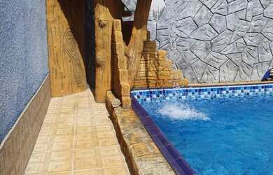 Imagem: A casa possui 3 Dormitórios, 3 Banheiros, 4 Vagas na garagem