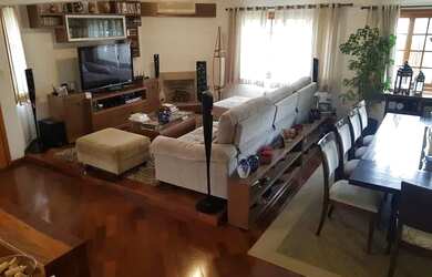 Imagem: A casa possui 4 Dormitórios, 5 Banheiros, 4 Vagas na garagem