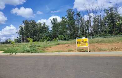 Imagem: O terreno possui 240m² de Área e está localizado em Jardim