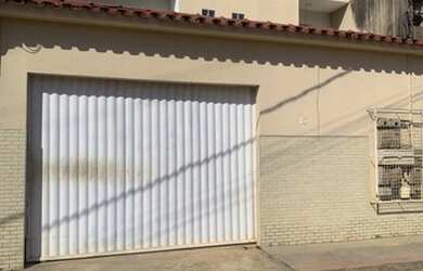 Imagem: A casa possui 2 Dormitórios, 1 Banheiro, 4 Vagas na garagem