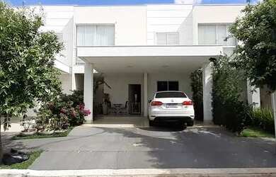 Imagem: A casa em condomínio possui 3 Dormitórios, 3 Banheiros, 2