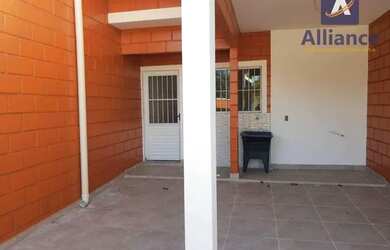 Imagem: A casa possui 3 Dormitórios, 2 Banheiros, 2 Vagas na garagem