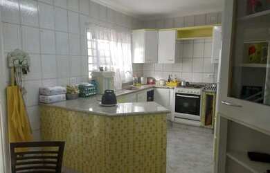 Imagem: A casa possui 3 Dormitórios, 2 Banheiros, 4 Vagas na garagem