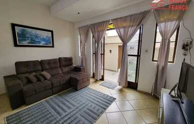 Imagem: A casa possui 4 Dormitórios, 3 Banheiros, 3 Vagas na garagem