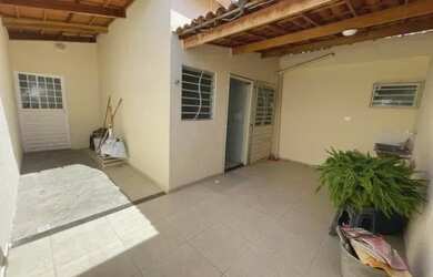 Imagem: A casa possui 2 Dormitórios, 2 Banheiros, 2 Vagas na garagem