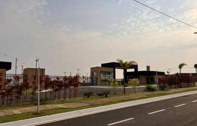 Imagem: O terreno possui 300m² de Área, Imóvel novo e está localizado