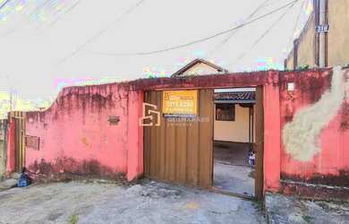 Imagem: A casa possui 2 Dormitórios, 1 Banheiro, 2 Vagas na garagem