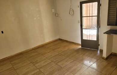 Imagem: A casa possui 1 Dormitório, 1 Banheiro, 4 Vagas na garagem