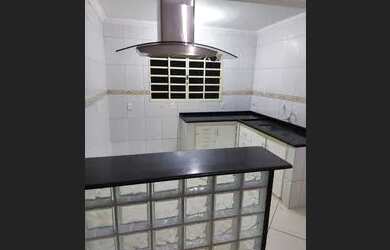 Imagem: A casa possui 2 Dormitórios, 1 Banheiro e está localizado