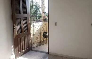 Imagem: A casa possui 1 Dormitório e 1 Banheiro e está localizado