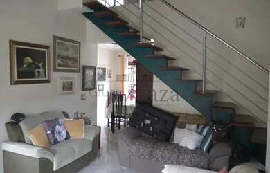 Imagem: A casa possui 3 Dormitórios, 4 Banheiros, 2 Vagas na garagem