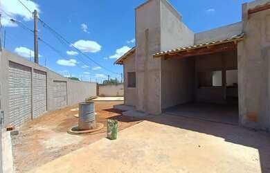 Imagem: A casa possui 2 Dormitórios, 2 Banheiros, 4 Vagas na garagem