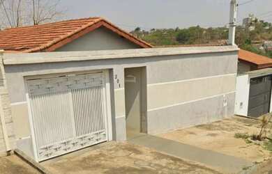 Imagem: A casa possui 2 Dormitórios, 1 Banheiro, 3 Vagas na garagem