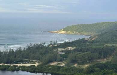Imagem: A casa possui 4 Dormitórios, 2 Banheiros, 2 Vagas na garagem