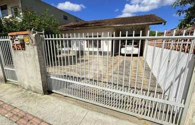 Imagem: A casa possui 2 Dormitórios, 1 Banheiro, 1 Vaga na garagem