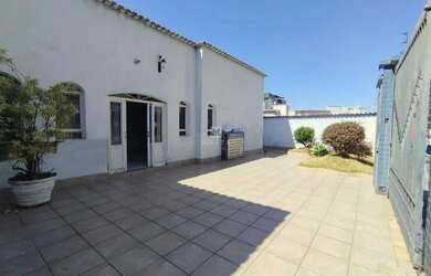 Imagem: O depósito possui 4 Vagas na garagem e 180m² de Área e está