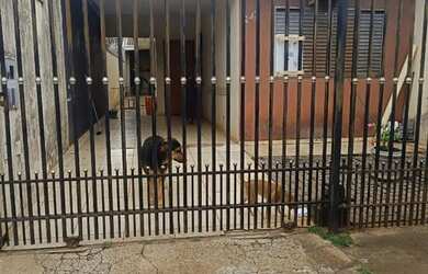 Imagem: A casa possui 3 Dormitórios, 2 Banheiros, 1 Vaga na garagem