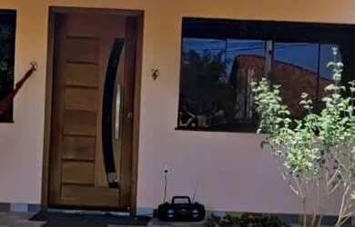 Imagem: A casa possui 1 Dormitório, 2 Banheiros, 3 Vagas na garagem