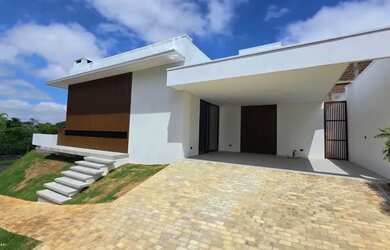 Imagem: A casa possui 4 Dormitórios, 1 Banheiro, 1 Vaga na garagem