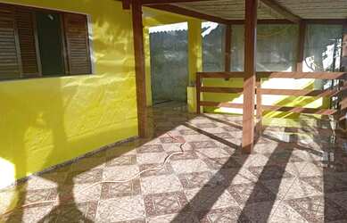 Imagem: A casa à venda possui 2 Dormitórios, 1 Banheiro, 2 Vagas na