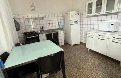 Imagem: A casa possui 2 Dormitórios, 1 Banheiro, 1 Vaga na garagem