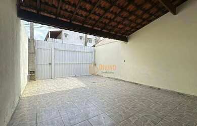 Imagem: A casa possui 3 Dormitórios, 2 Banheiros, 4 Vagas na garagem