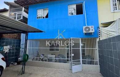 Imagem: A casa possui 4 Dormitórios, 2 Banheiros, 3 Vagas na garagem