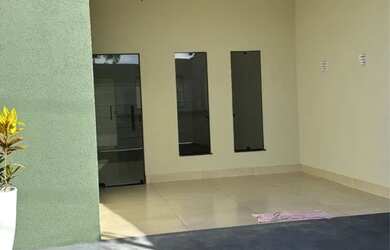 Imagem: A casa possui 3 Dormitórios, 2 Banheiros e 2 Vagas na garagem