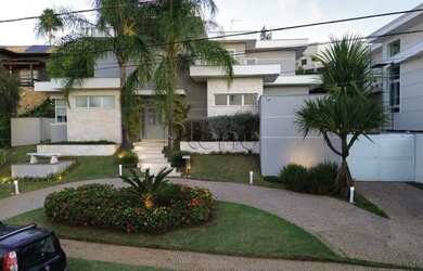 Imagem: A casa em condomínio possui 4 Dormitórios, 5 Banheiros, 4