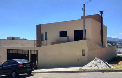 Imagem: A casa possui 4 Dormitórios, 5 Banheiros, 4 Vagas na garagem