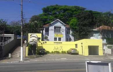 Imagem: A casa possui 5 Dormitórios, 3 Banheiros, 5 Vagas na garagem