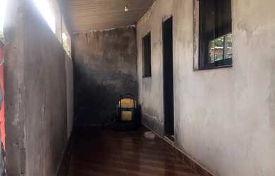 Imagem 2: Vende-se imóvel. 1 lote com 2 casas, uma maior na frente e uma menor...