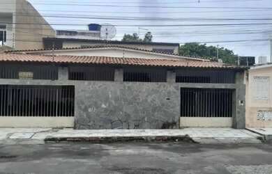 Imagem: A casa possui 4 Dormitórios, 3 Banheiros, 2 Vagas na garagem