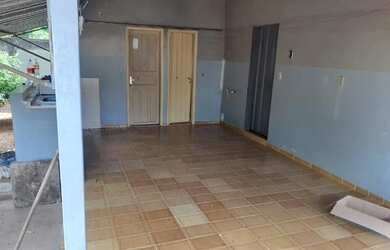 Imagem: A casa possui 3 Dormitórios, 2 Banheiros, 4 Vagas na garagem