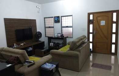 Imagem: A casa possui 3 Dormitórios, 1 Banheiro, 2 Vagas na garagem