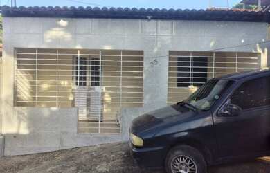Imagem: A casa possui 2 Dormitórios, 1 Banheiro, 1 Vaga na garagem