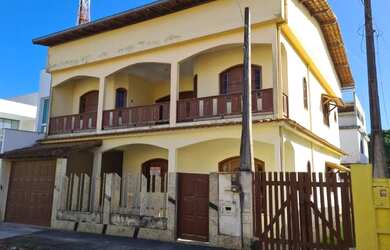 Imagem: A casa possui 4 Dormitórios, 3 Banheiros, 2 Vagas na garagem