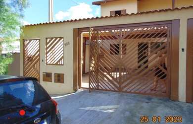 Imagem: A casa possui 2 Dormitórios, 1 Banheiro, 2 Vagas na garagem