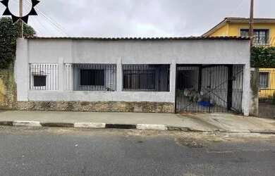 Imagem: A casa possui 5 Dormitórios, 2 Banheiros, 3 Vagas na garagem