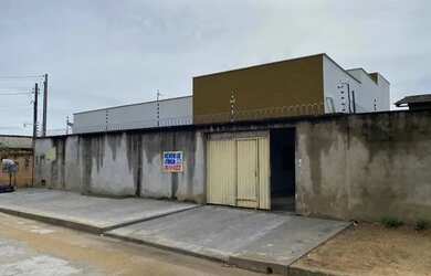 Imagem: A casa possui 3 Dormitórios, 3 Banheiros, 2 Vagas na garagem