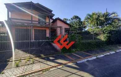 Imagem: A casa possui 5 Dormitórios, 3 Banheiros, 5 Vagas na garagem