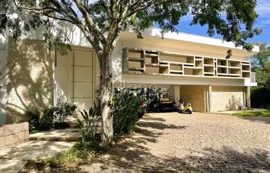 Imagem: A casa possui 5 Dormitórios, 2 Banheiros, 5 Vagas na garagem