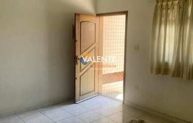 Imagem: A casa possui 2 Dormitórios, 2 Banheiros, 2 Vagas na garagem