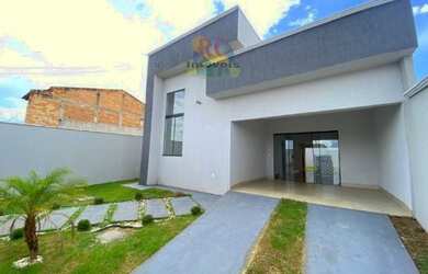 Imagem: A casa possui 3 Dormitórios, 2 Banheiros, 2 Vagas na garagem