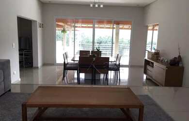 Imagem: A casa em condomínio possui 4 Dormitórios, 5 Banheiros, 5