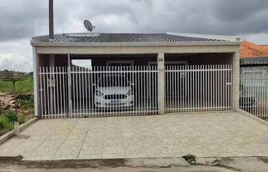 Imagem: A casa possui 3 Dormitórios, 1 Banheiro, 2 Vagas na garagem