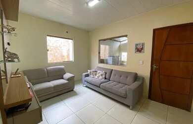 Imagem: A casa possui 2 Dormitórios, 1 Banheiro, 2 Vagas na garagem