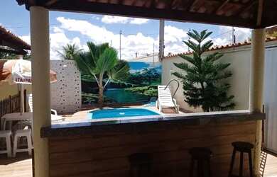 Imagem: A casa possui 3 Dormitórios, 3 Vagas na garagem, Piscina, Ar-condicionado